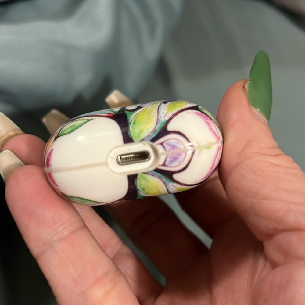 AirPods 2nd generation - Picture 3 of 8